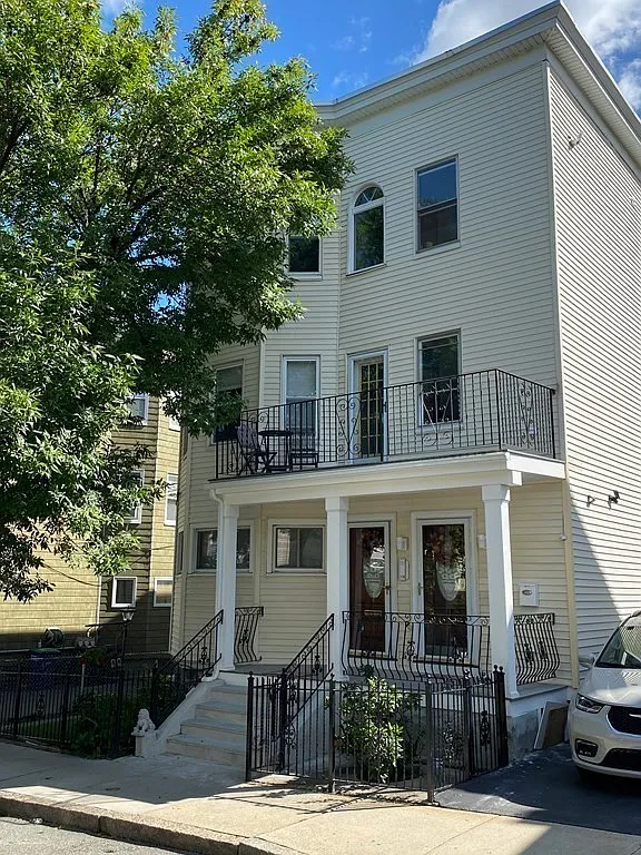 3 bed, 1200 sqft, $3,950 — Photo 1