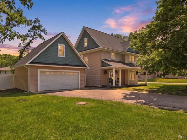 5685 Crescent Rd, Waterford, MI 48327