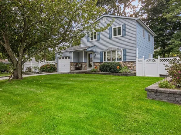 22 Avenue D, Holbrook, NY 11741