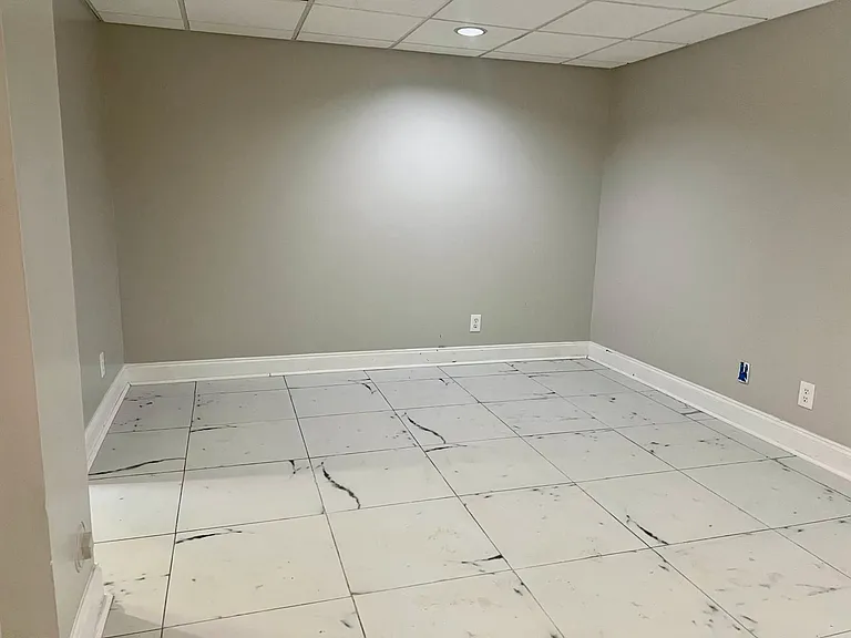 601 Southdale Cir — Photo 28