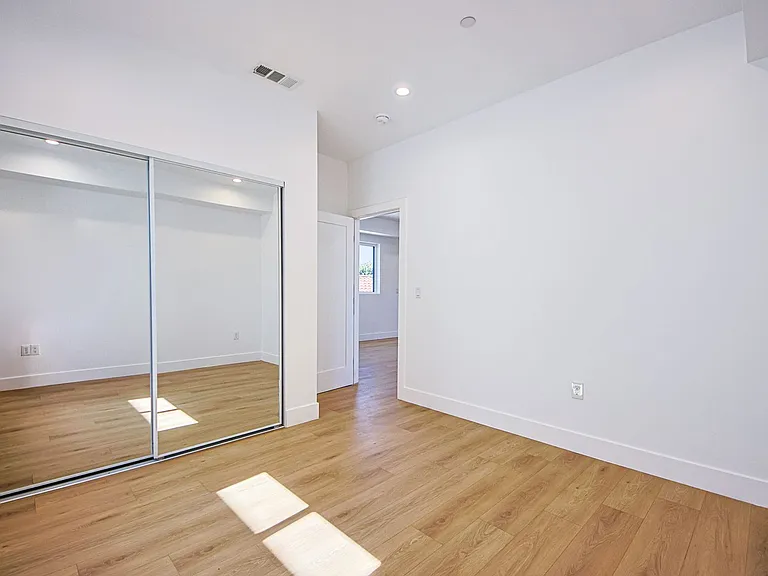 2851 S Victoria Ave — Photo 21