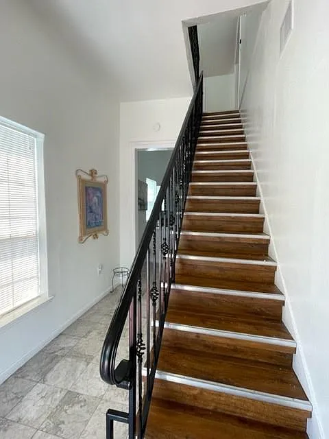 3 bed, 1.0 bath, 875 sqft, $2,400 — Photo 4