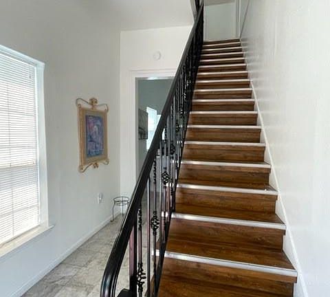 4th image of 208 Medina St