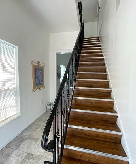 208 Medina St — Photo 4