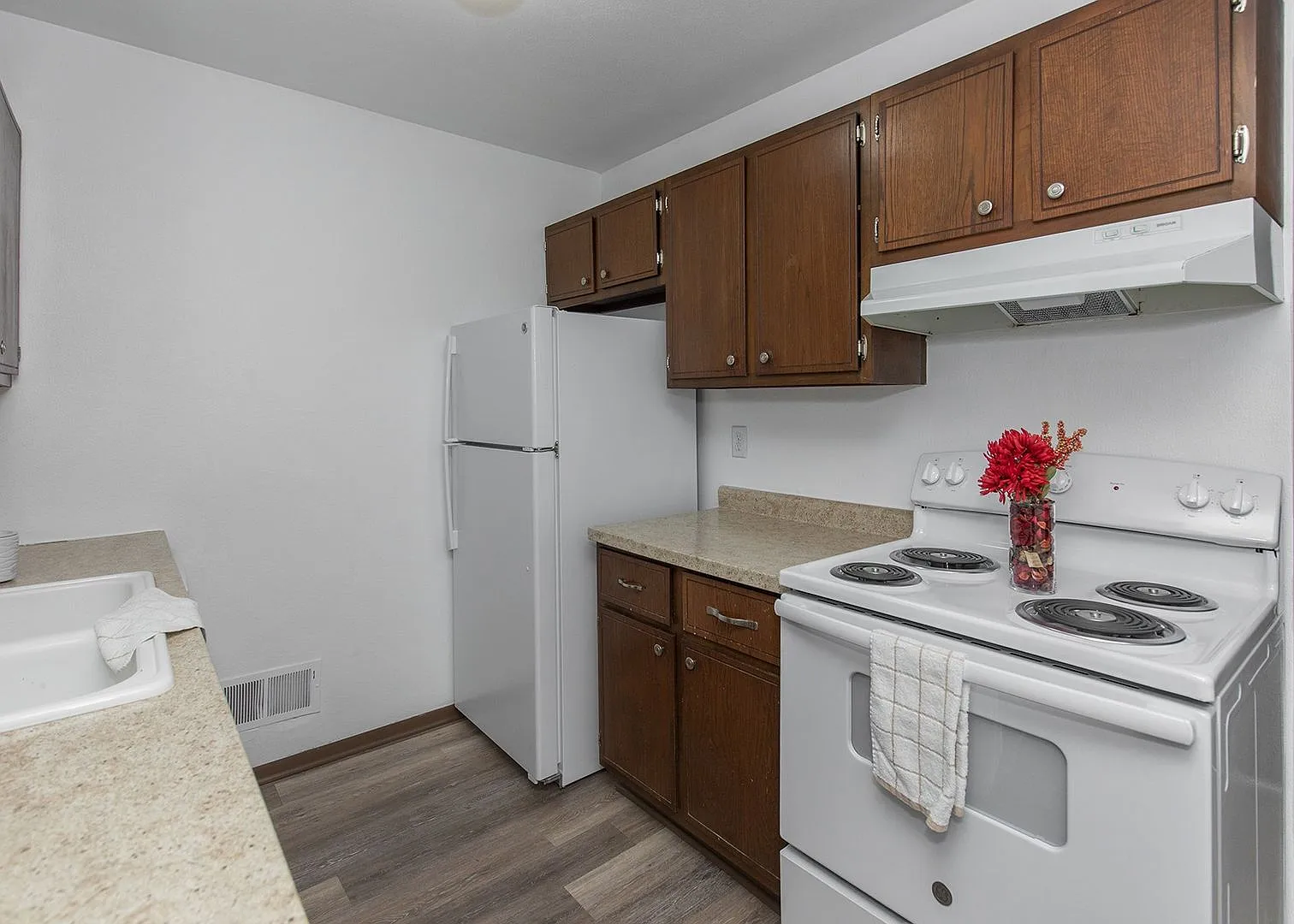 Jebens Court Apartments — Photo 2