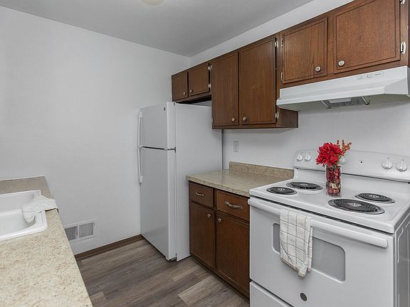 2nd image of 2415 Jebens Ave #23