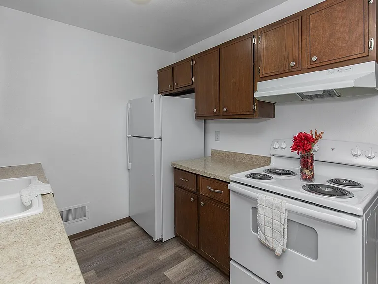 2415 Jebens Ave — Photo 3