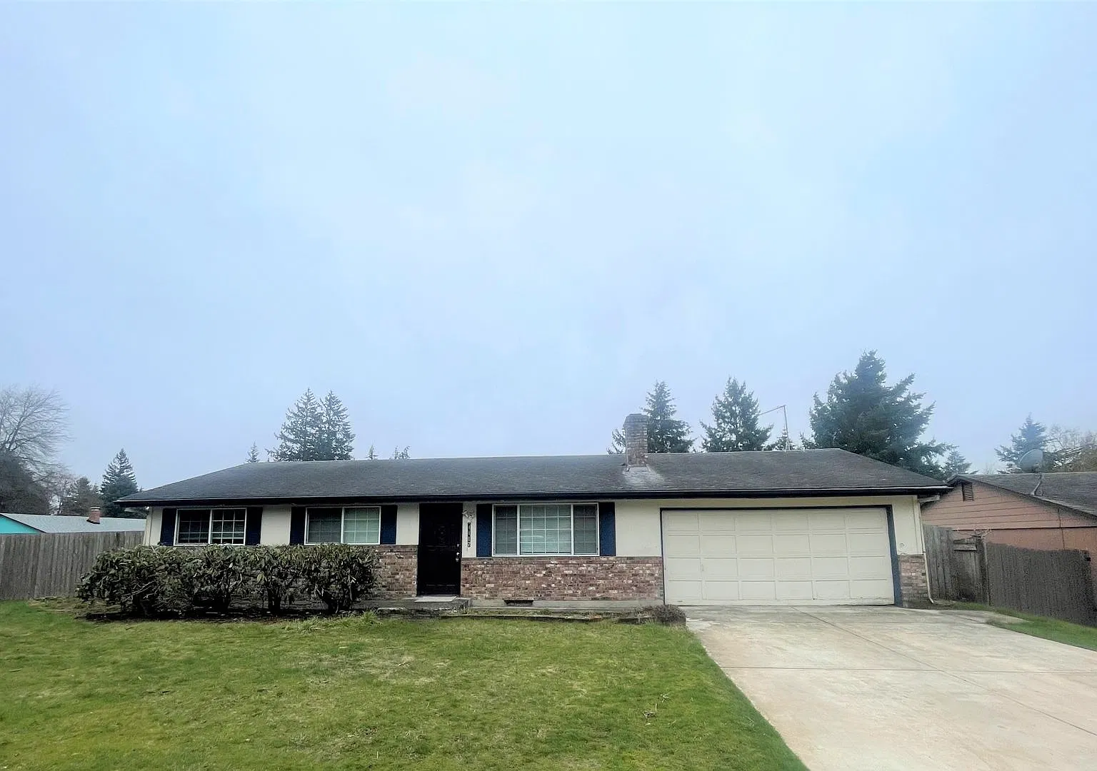 Simple Living with large fenced back yard — Photo 1