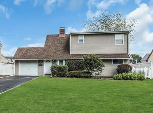 27 Apollo Ln, Hicksville, NY 11801