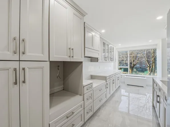 166-25 Powells Cove Boulevard image 10 of 31