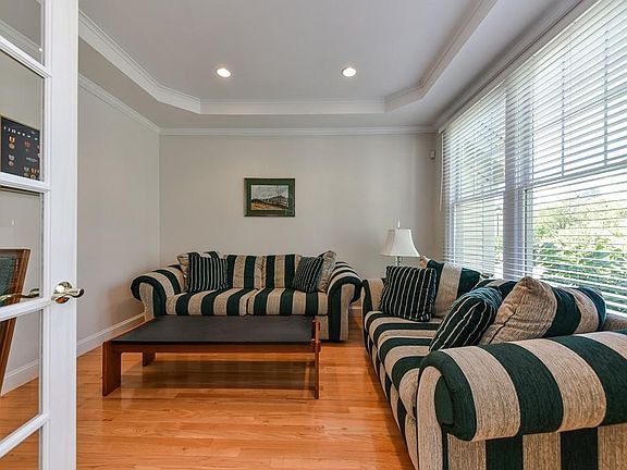 4th image of 115 Carriage Hill Cir