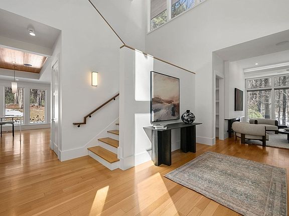 3rd image of 11 Winthrop Cir