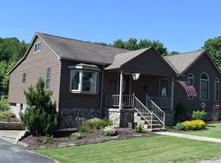 139 7th St, Mount Hope, WV 25880