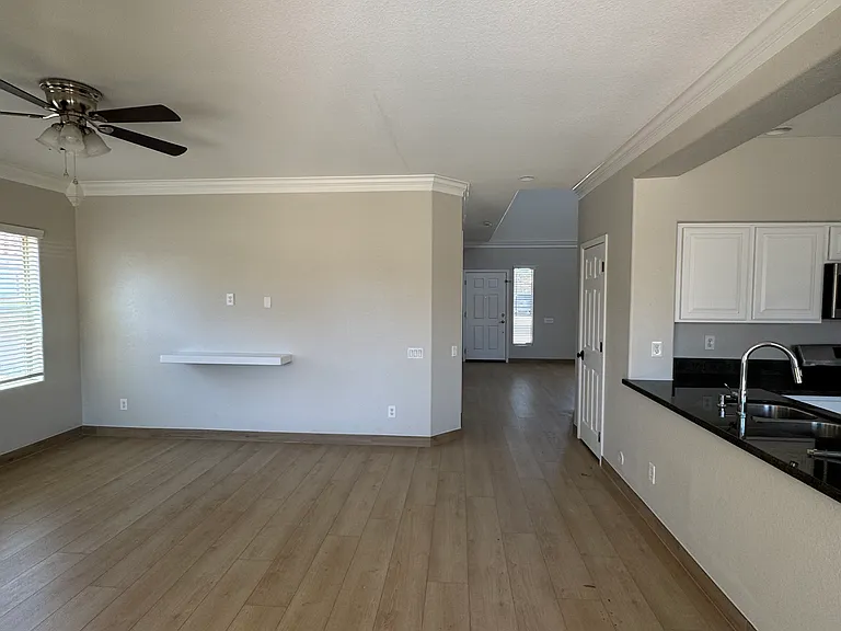 971 E Bellerive Pl — Photo 4