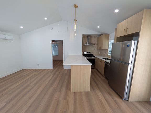 4th image of 419 W Riverside Dr #C