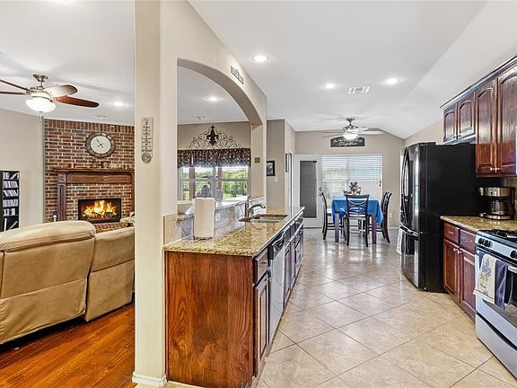4th image of 1093 Shady Lane Dr