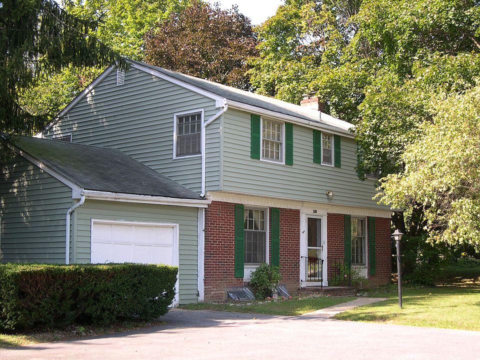 4br, 2½ bath Colonial in Desirable West Goshen