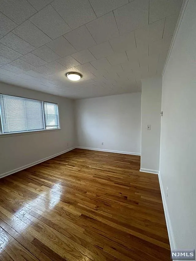 Living room - 289 Livingston Ave #2