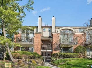 2 Carlyle Ct, Teaneck, NJ 07666