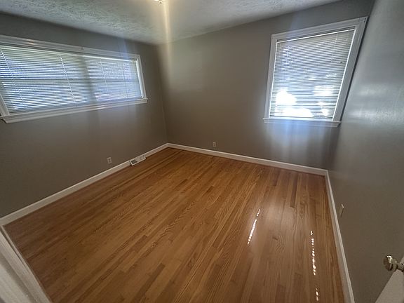 5th image of 150 Bernard Ct