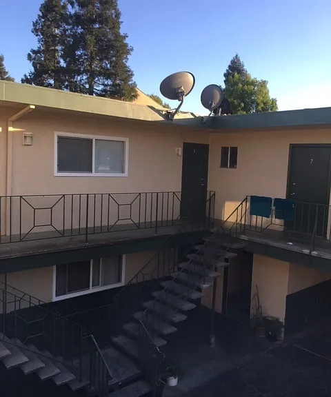 Frisbie Court — Photo 1
