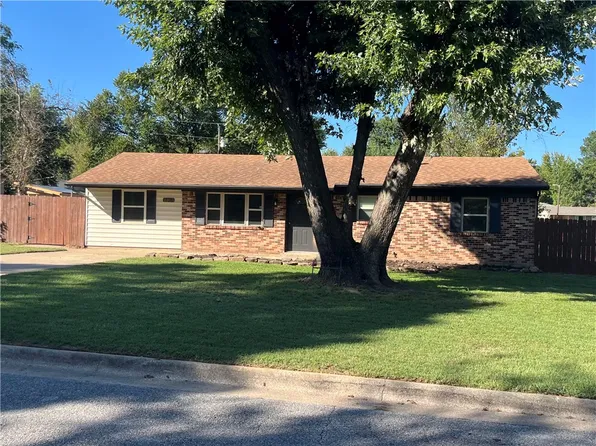 2300 Sycamore Pl, Springdale, AR 72762