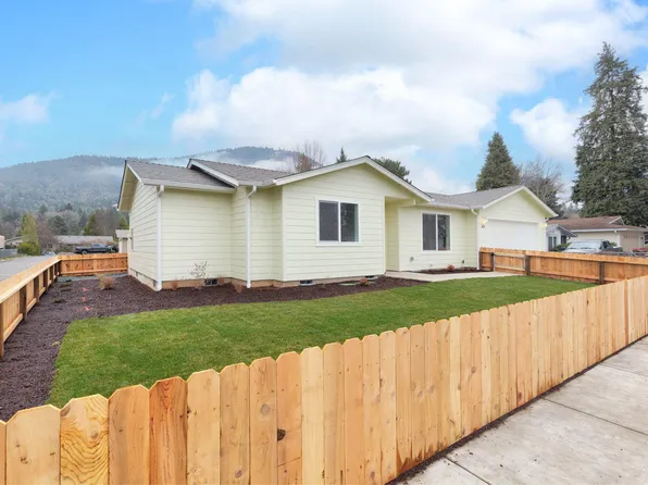 1637 Carnahan Dr, Grants Pass, OR 97527
