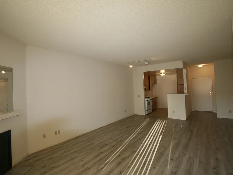 3637 Clarington Ave #112 — Photo 22