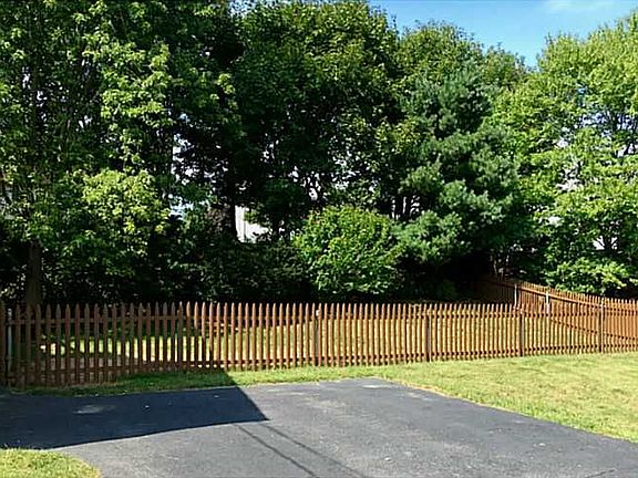 3rd image of 11 Kings Forest Ln