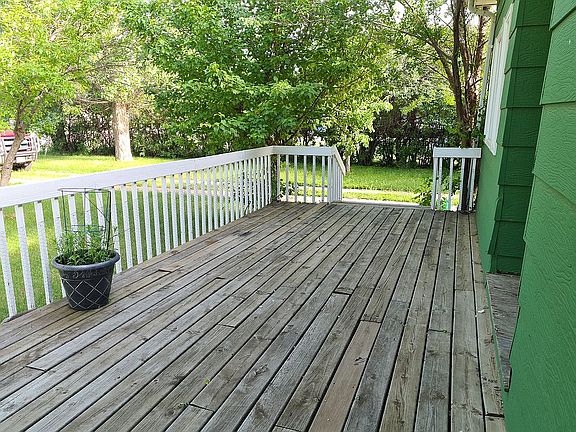 Spacious front deck