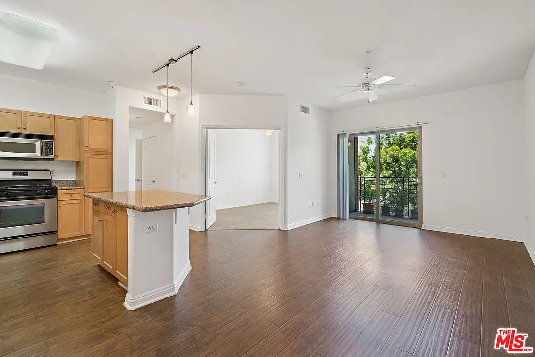 1 bed, 1.0 bath, 910 sqft, $2,900 — Photo 2