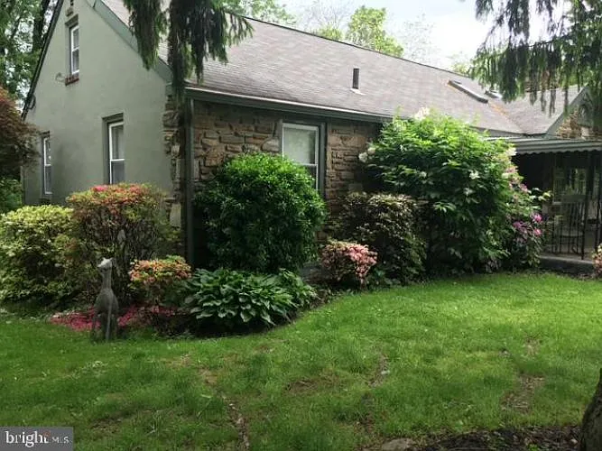752 Crooked Ln photo 1