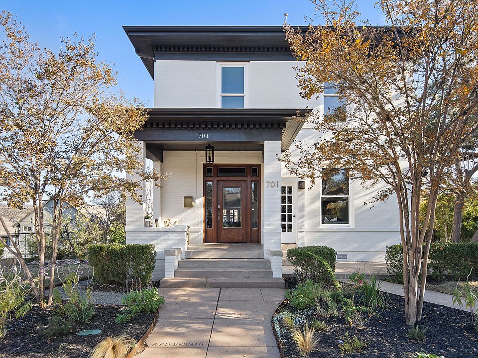 Charming historical Clarksville aesthetic w/ welcoming patio