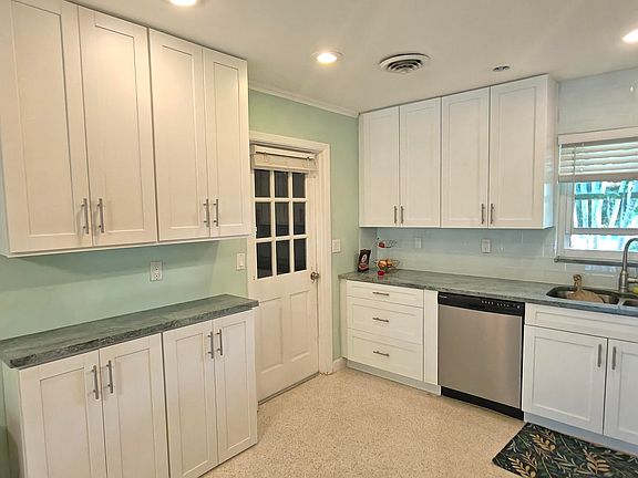 4th image of 282 SE Edgewood Drive