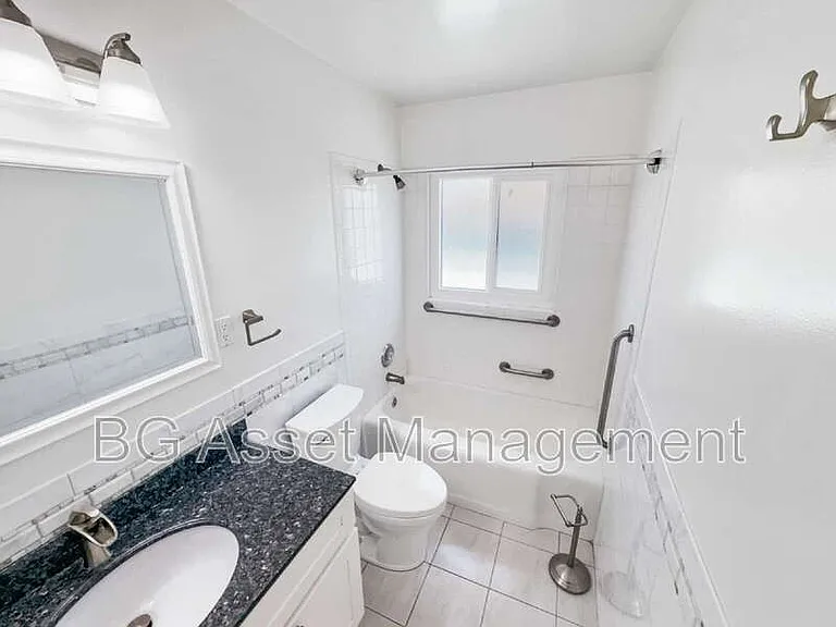 1919 Curtis St #9 — Photo 8
