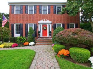 57 Roxbury Rd, Garden City, NY 11530