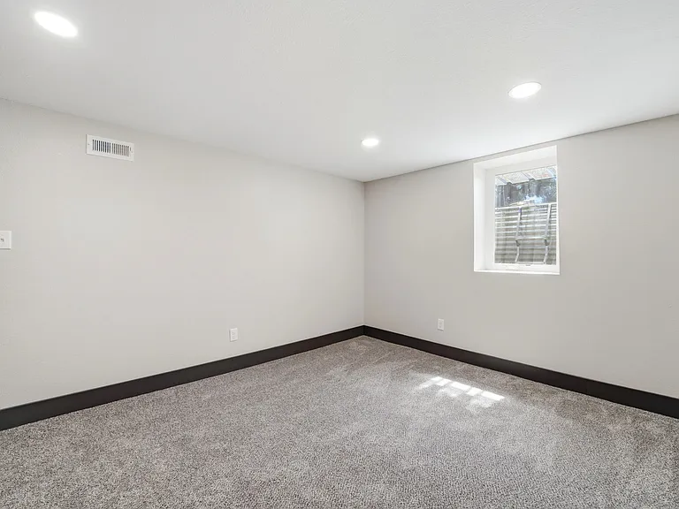 330 Jefferson St — Photo 42