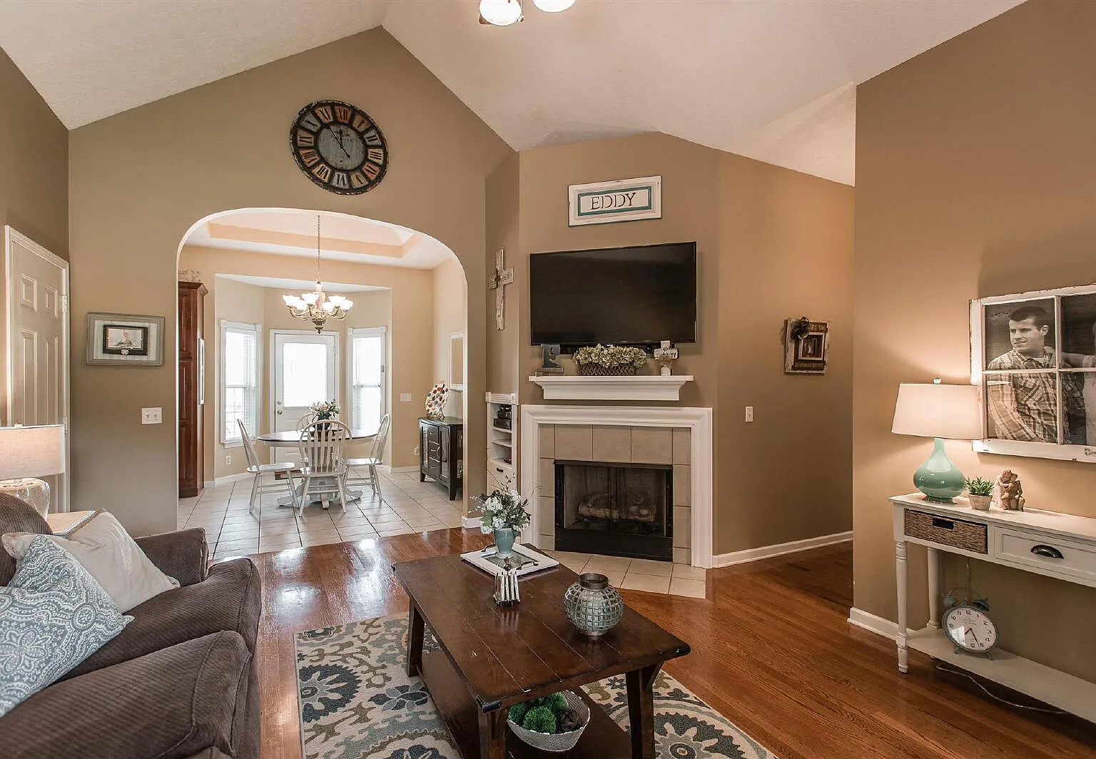 3 bed, 2.0 bath, 1412 sqft, $2,000 — Photo 4