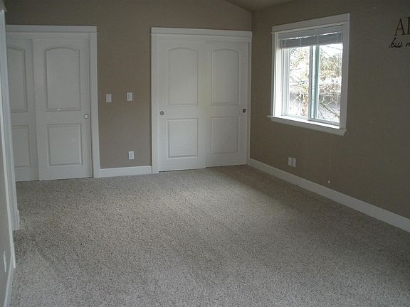 4th image of 275 Holbrook Ln