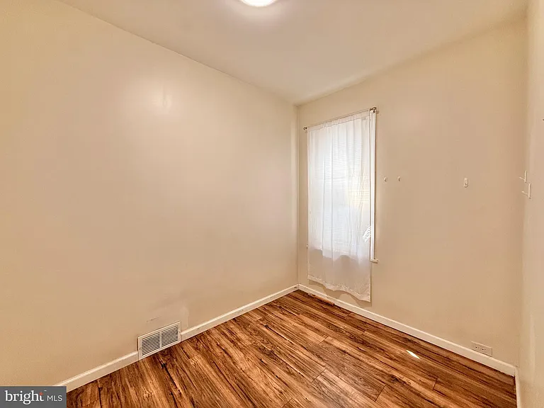 570 Line St — Photo 5