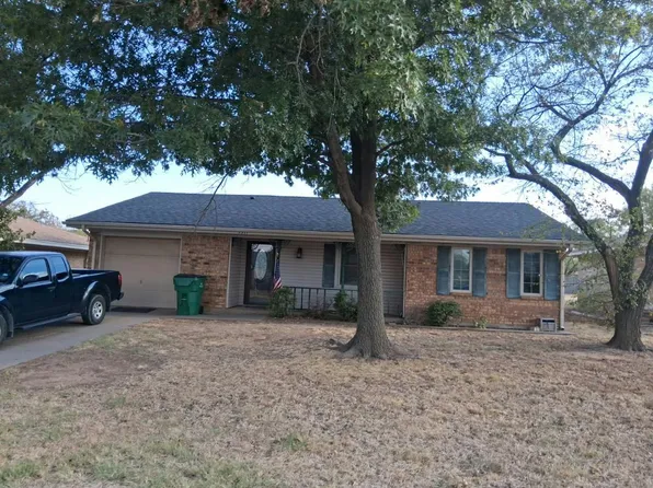 1311 Mockingbird St, Iowa Park, TX 76367