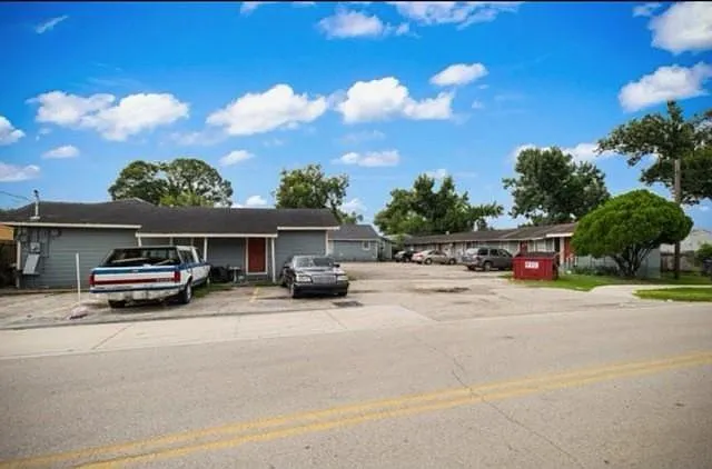 1 bed, 1.0 bath, 1033 sqft, $1,000 — Photo 2