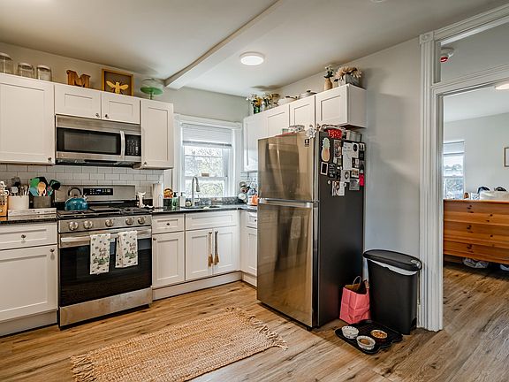 4th image of 400 Bridge St APT 1