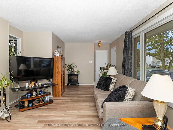 5th image of 422 Simon Fraser Dr