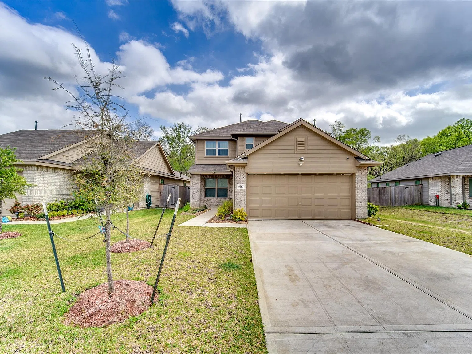 4 bed, 2.5 bath, 1861 sqft, $2,000 — Photo 1