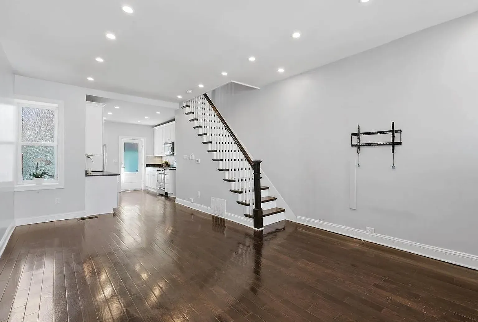 3 bed, 1064 sqft, $1,950 — Photo 2