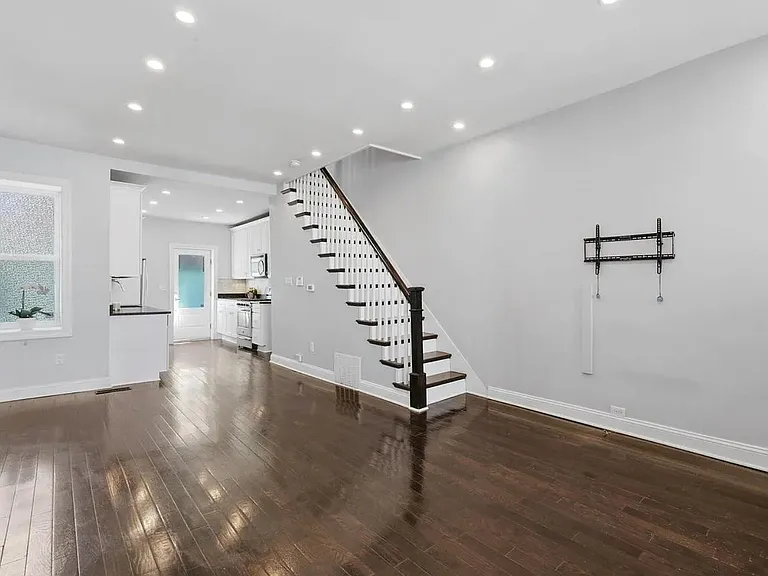 308 Roseberry St — Photo 2