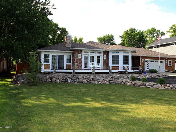 3rd image of 1076 W Lake Dr