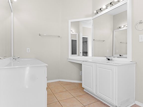 4th image of 3015 Honey Locust Dr
