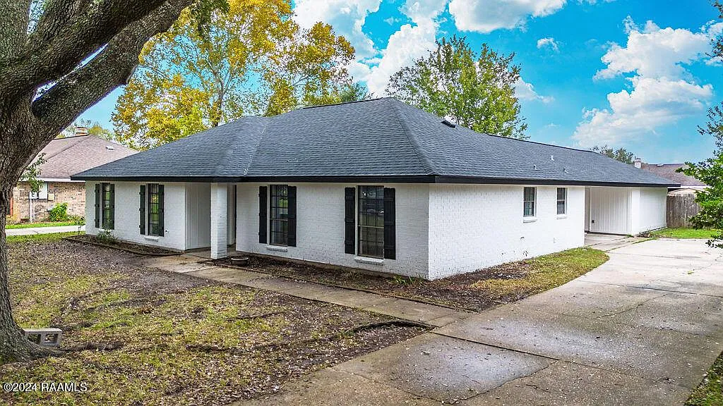4 bed, 2.5 bath, 1914 sqft, $2,500 — Photo 2
